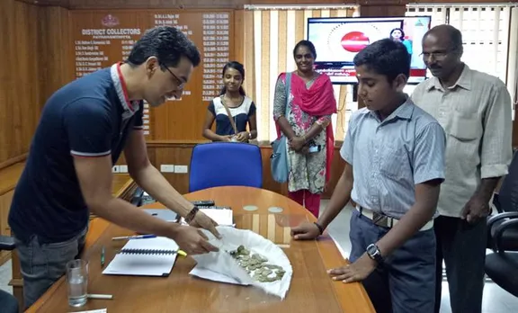 മൺകുടത്തിലെ നാണയ തുട്ടുകൾ ദുരിതാശ്വാസത്തിന് നൽകി എട്ടാം ക്ലാസ്സുകാരൻ
