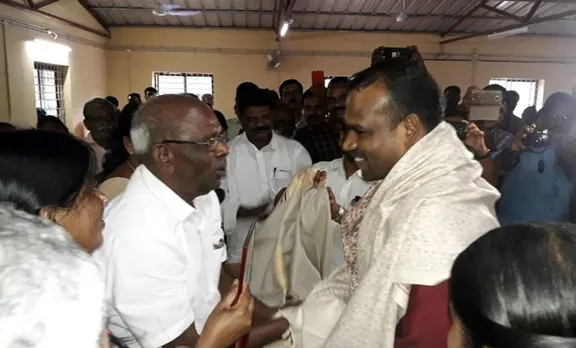 ജീവിതസമ്പാദ്യം മുഴുവൻ ദുരിതബാധിതർക്ക് എഴുതി നൽകി സർക്കാർ ഉദ്യോഗസ്ഥരായ ദമ്പതികൾ
