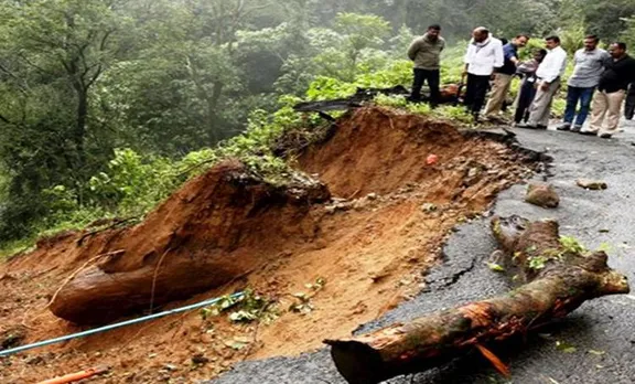 kerala floods : road in kattappana