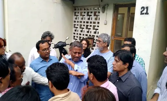 എന്തിനാണ് ദൈവത്തിന് പകരം അംബേദ്‌കറിന്റെ ചിത്രം വയ്ക്കുന്നത്? മാര്‍ക്‌സിനെ വായിക്കുന്നത്?: അദ്ധ്യാപകനോട് പൊലീസ്