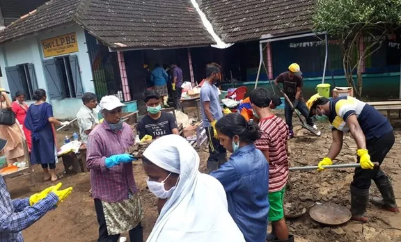 പ്രളയകാലം കഴിഞ്ഞു, ഇനി പഠനകാലം: സ്കൂളുകള്‍ നാളെ തുറക്കും; വൃത്തിയാക്കാന്‍ മുന്നിട്ടിറങ്ങി അധ്യാപകരും