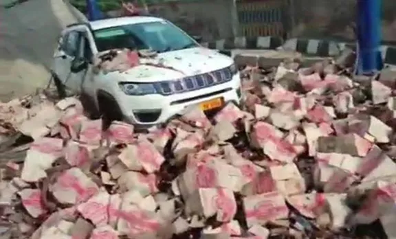 ബിയർ ബോട്ടിലുകളുമായി വന്ന ട്രക്ക് മറിഞ്ഞു, ഹൈവേയിൽ മദ്യം ഒഴുകി- വീഡിയോ