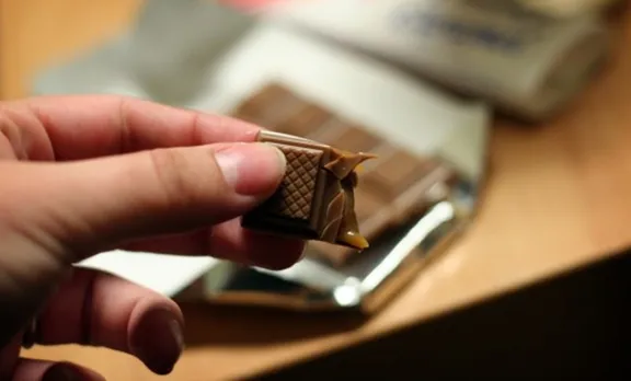 ഉയര്‍ന്ന ജാതിക്കാരിയായ പെണ്‍കുട്ടിക്ക് ചോക്ലേറ്റ് വാഗ്‌ദാനം ചെയ്ത കൗമാരക്കാരനെ നഗ്നനായി നടത്തിച്ചു