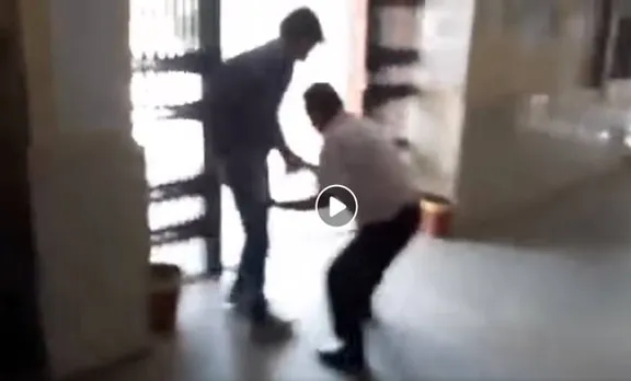 "പഠിപ്പിക്കുകയെന്ന തെറ്റാണ് ഞാന്‍ ചെയ്തത്" എബിവിപി നേതാക്കളുടെ കാലുപിടിച്ച് അദ്ധ്യാപകന്‍- വീഡിയോ