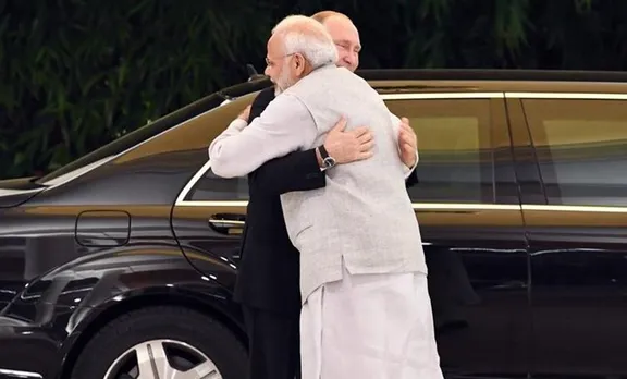 നയതന്ത്രാലിംഗനം: പ്രധാനമന്ത്രി പുടിനെ സ്വീകരിച്ചത് ആലിംഗനം ചെയ്തുകൊണ്ട്