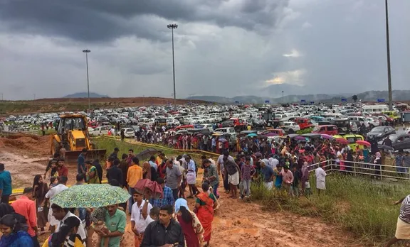 കണ്ണൂര്‍ വിമാനത്താവളത്തില്‍ വന്‍ തിരക്ക്; കാണാന്‍ വന്നയാളുടെ കാറിന് തീ പിടിച്ചു