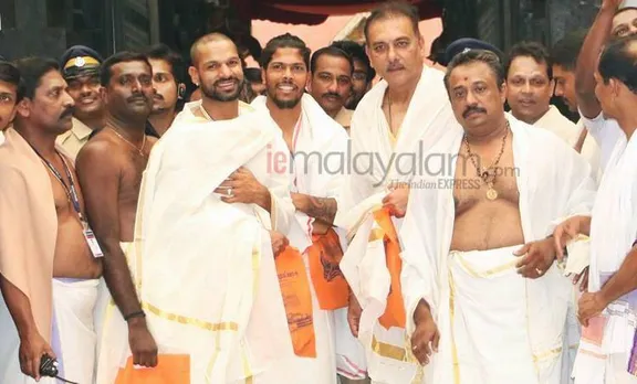 'ദൈവത്തിന്റെ പാതിക്കായി'; പത്മനാഭസ്വാമിയെ കാണാന്‍ 'മലയാളി ലുക്കില്‍' ഇന്ത്യന്‍ താരങ്ങള്‍