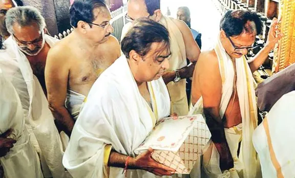 24 മണിക്കൂർ, മൂന്ന് ക്ഷേത്രങ്ങൾ; ഭഗവാന്മാരെ കല്യാണം വിളിച്ച് അംബാനി