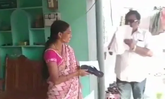 'വാക്ക് പാലിച്ചില്ലെങ്കില്‍ തല്ലിക്കോ'; വോട്ടര്‍മാര്‍ക്ക് ചെരുപ്പ് നല്‍കി സ്ഥാനാര്‍ത്ഥി