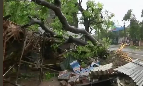 തമിഴ്നാട് തീരം കടന്ന ഗജ ചുഴലിക്കാറ്റ് 13  മരണം ; 81,948 പേരെ അഭയാർത്ഥിക്യാമ്പുകളിലേയ്ക്ക് മാറ്റി