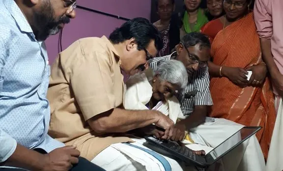 ചരിത്രം എഴുതിയ വിരലുകള്‍  കൊണ്ട് ലാപ്ടോപ്പില്‍ എഴുതി കാർത്ത്യായനി അമ്മ