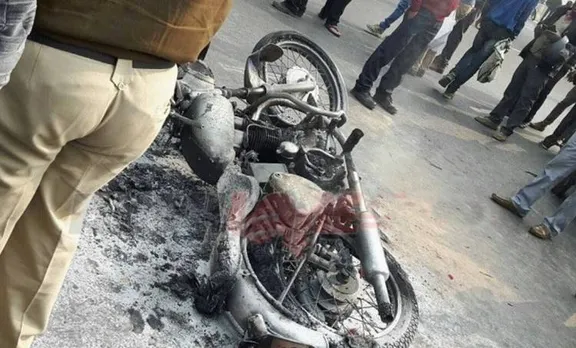 പൊലീസുകാരന്‍ ബുക്കും പേപ്പറും ചോദിച്ചു; റോയല്‍ എന്‍ഫീല്‍ഡിന് തീയിട്ട് ഡ്രൈവര്‍ ഓടി രക്ഷപ്പെട്ടു