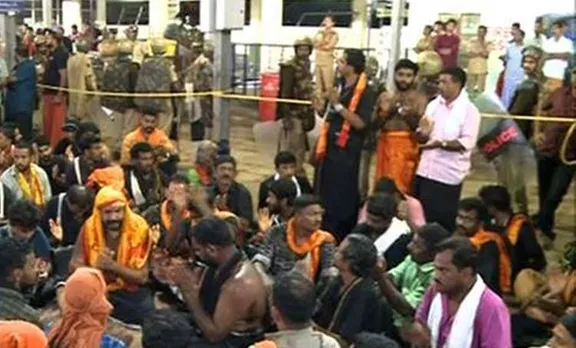 ശബരിമലയിലെ നിയന്ത്രണം ഭാഗികമായി നീക്കി; രണ്ട് ബാരിക്കേഡുകള്‍ നീക്കം ചെയ്തു