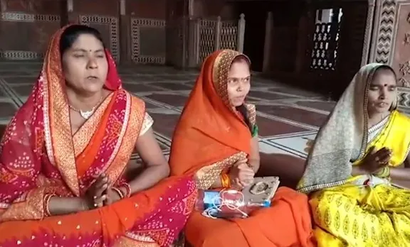 കലാപത്തിന് കച്ചകെട്ടി സംഘപരിവാര്‍: താജ്‌മഹലിലെ പളളിയില്‍ യുവതികള്‍ പൂജ നടത്തി