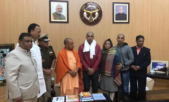 Yogi Adityanath, Adityanath meets SHO family, Bulandshahr, Bulandshahr violence, Uttar Pradesh, UP cow slaughter, Subodh Kumar Singh, Subodh Kumar singh's family, India news, ie malayalam, ബിലന്ദ്ഷഹർ കൊലപാതകം, യോഗി ആദിത്യനാഥ്, യുപി മുഖ്യമന്ത്രി, ഐഇ മലയാളം