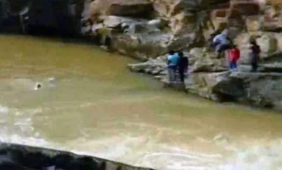 സെല്‍ഫി എടുക്കുന്നതിനിടെ വിദ്യാര്‍ത്ഥി വെളളച്ചാട്ടത്തില്‍ നിന്ന് വീണ് മരിച്ചു