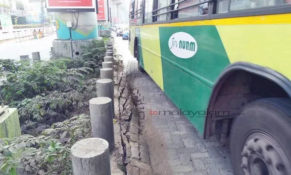 കൊച്ചി മെട്രോ പില്ലറിന് താഴെ റോഡിൽ വിളളൽ