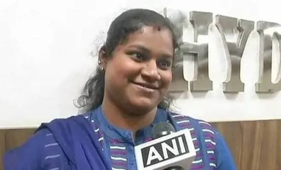 വിശന്നു കരഞ്ഞ കുഞ്ഞിന് മുലയൂട്ടിയത് പൊലീസ് വനിത; 'പാല്‍മധുരമായി' പൊലീസ് ദമ്പതികള്‍