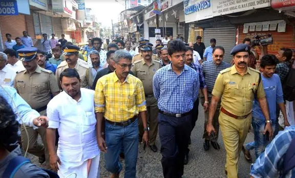 കൊച്ചിയില്‍ അടച്ച കടകള്‍ കളക്ടര്‍ നേരിട്ടെത്തി തുറപ്പിച്ചു; വ്യാപാരികള്‍ക്ക് പൂര്‍ണ സംരക്ഷണം നല്‍കും