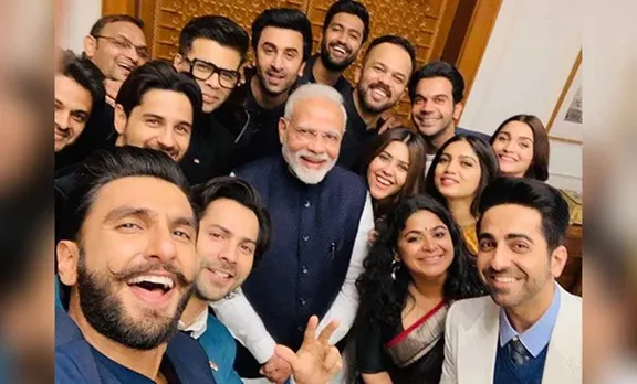 ബോളിവുഡ് താരങ്ങളുടെ 'ഒത്ത നടുക്ക്' പ്രധാനമന്ത്രി; രണ്‍വീര്‍ സിങ്ങിന്റെ സെല്‍ഫി സംസാരവിഷയം