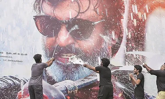 Rajinikanth, Paal Abhishekam, Paal Abhishekam rajinikanth, Simbu, simbu paal abhisekam, str, rajinikanth fans, rajinikanth release celebration, ranjinikanth milk worship, പുതിയ ചിത്രം, സിനിമ, Entertainment, സിനിമാ വാര്‍ത്ത, ഫിലിം ന്യൂസ്, Film News, കേരള ന്യൂസ്, കേരള വാര്‍ത്ത, Kerala News, മലയാളം ന്യൂസ്, മലയാളം വാര്‍ത്ത, Malayalam News, Breaking News, പ്രധാന വാര്‍ത്തകള്‍, ഐ ഇ മലയാളം, iemalayalam, indian express malayalam, ഇന്ത്യന്‍ എക്സ്പ്രസ്സ്‌ മലയാളം