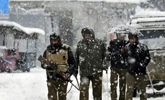 മഞ്ഞു വഴികള്‍ വകഞ്ഞ് മാറ്റി സൈന്യം എത്തി, കശ്മീരില്‍ യുവതി ഇരട്ടക്കുഞ്ഞുങ്ങള്‍ക്ക് ജന്മം നല്‍കി