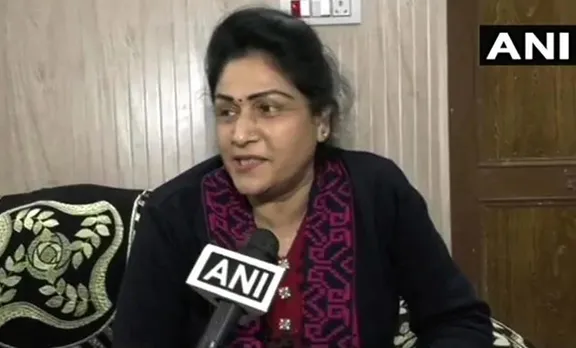 സൈനികരുടെ കുടുംബത്തെ സഹായിക്കാന്‍ കൈയില്‍ കിടന്ന സ്വര്‍ണവള ഊരി വിറ്റ് അധ്യാപിക