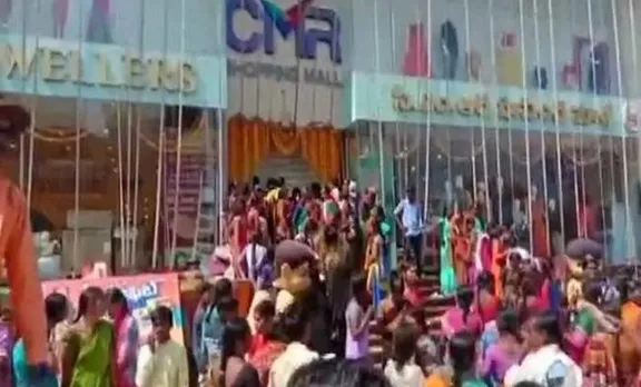 വെറും 10 രൂപയ്ക്ക് സാരി; ഹൈദരാബാദിലെ മാളിലേക്ക് ജനപ്രവാഹം