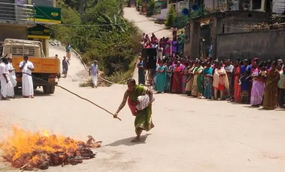 മരംമുറി തടയൽ: ദേവികുളം സബ് കളക്ടര്‍ രേണു രാജിന്റെ  കോലം കത്തിച്ചു