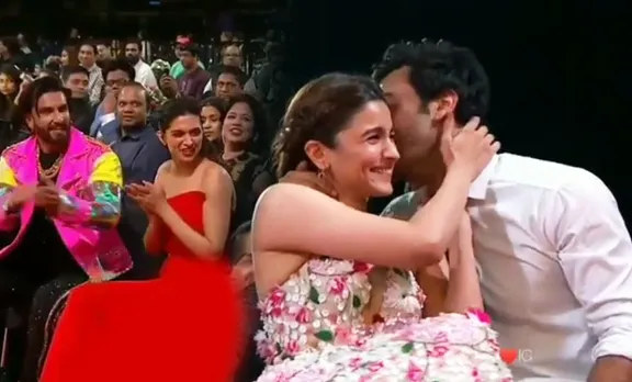 ranbir kapoor, alia bhatt, ranbir kapoor kissing alia, alia bhatt, alia bhatt loves ranbir kapoor, alia bhatt says she loves ranbir kapoor, രൺബീർ കപൂർ, ആലിയ ഭട്ട്, ദീപിക പദുകോൺ, രൺവീർ സിംഗ്, പുതിയ ചിത്രം, സിനിമ, Entertainment, സിനിമാ വാര്‍ത്ത, ഫിലിം ന്യൂസ്, Film News, കേരള ന്യൂസ്, കേരള വാര്‍ത്ത, Kerala News, മലയാളം ന്യൂസ്, മലയാളം വാര്‍ത്ത, Malayalam News, Breaking News, പ്രധാന വാര്‍ത്തകള്‍, ഐ ഇ മലയാളം, iemalayalam, indian express malayalam, ഇന്ത്യന്‍ എക്സ്പ്രസ്സ്‌ മലയാളം