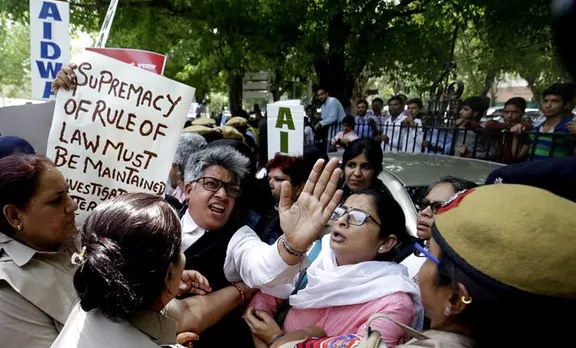 പീഡന പരാതിയില്‍ ചീഫ് ജസ്റ്റിസിന് ക്ലീന്‍ ചിറ്റ്; സുപ്രീം കോടതിക്ക് പുറത്ത് പ്രതിഷേധം