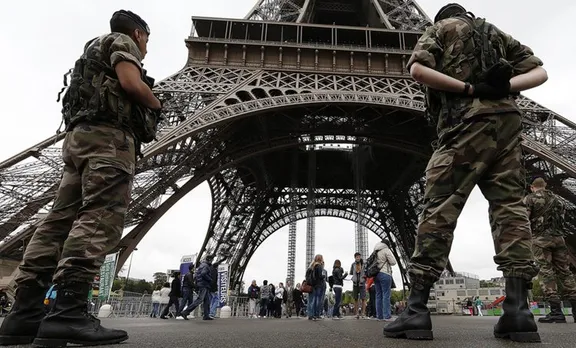 Eiffel Tower evacuated ഈഫല്‍ ഗോപുരം ഒഴിപ്പിച്ചു, Man climbing യുവാവ് ഈഫല്‍ ഗോപുരത്തില്‍, tourists evacuated സന്ദര്‍ശകരെ ഒഴിപ്പിച്ചു, breaking ബ്രേക്കിങ് ന്യൂസ്, ie malayalam ഐഇ മലയാളം
