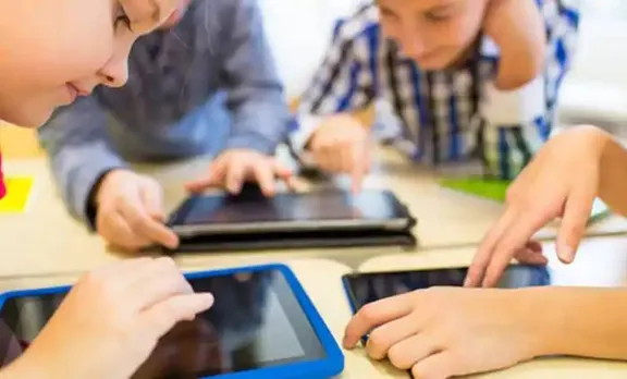 Ban on mobile phones in school, kerala child rights, Kerala school mobile phone usage, വിദ്യാർത്ഥികളുടെ മൊബൈൽ ഫോൺ ഉപയോഗത്തിന് വിലക്ക്, സ്കൂൾ, : iemalayalam, ഐ ഇ മലയാളം, today news, news india, latest news, breaking news,kerala news, kerala news malayalam, കേരള വാർത്തകൾ, kerala news today, kerala news headlines, kerala news live, latest malayalam news today,malayalam news, മലയാളം വാർത്തകൾ, malayalam news live, മലയാളം വാർത്തകൾ ലൈവ്, malayalam flash news, ഇന്നത്തെ വാർത്ത, malayalam news online, വാർത്ത ചാനൽ, malayalam flash news, malayalam news online, malayalam news kerala, malayalam news live stream, malayalam news papers,