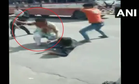 mob lynching, ആള്‍ക്കൂട്ട ആക്രമണം, Uttar Pradesh, ഉത്തര്‍പ്രദേശ്, Case, Viral Video, വൈറല്‍ വീഡിയോ, പൊലീസ് കേസ്