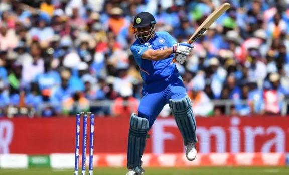 'തലയാട്ടം പോതുമാ?'; ചര്‍ച്ചയായി ധോണിയുടെ ഇന്നിങ്‌സ്