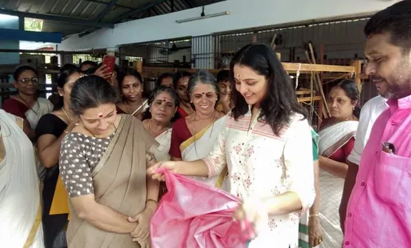 Chendamangalam, ചേന്ദമംഗലം, Handloom, കൈത്തറി, Manju Warrier, മഞ്ജു വാര്യർ, Women weavers, സ്ത്രീ നെയ്ത്തുകാർ, Kerala Flood, പ്രളയം, survival, അതിജീവനം, iemalayalam, ഐഇ മലയാളം