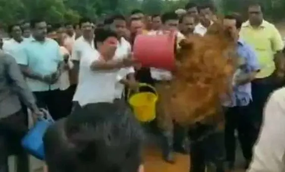 എൻജിനീയറുടെ ദേഹത്ത് ചെളി കോരിയൊഴിച്ച് കോണ്‍ഗ്രസ് എംഎല്‍എ, വീഡിയോ