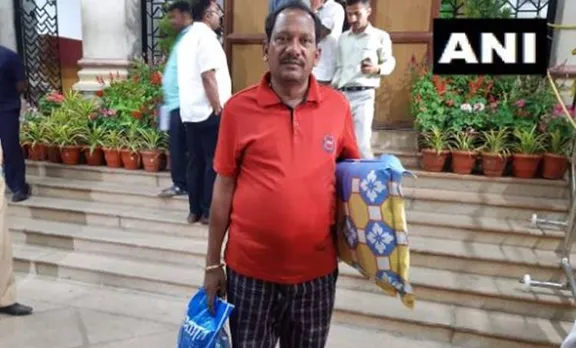 അന്ത്യശാസനവുമായി ഗവര്‍ണര്‍; ബിജെപി എംഎല്‍എ തലയിണയും വിരിയുമായി സഭയില്‍