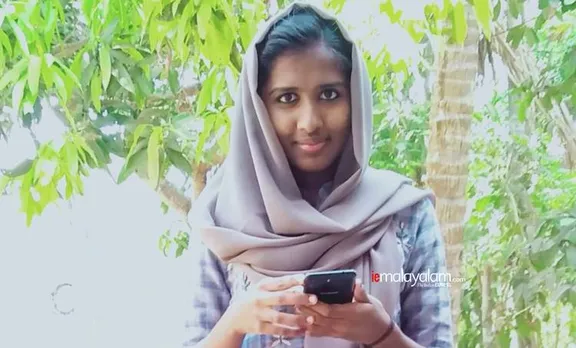 Using mobile phone in hostel, ഹോസ്റ്റലിൽ മൊബൈൽ ഫോൺ ഉപയോഗം, Chelannoor SN College, ചേളന്നൂര്‍ എസ്എന്‍ കോളേജ്, ഫഹീമ ഷെറിൻ, Faheema Shrin, ഹക്സർ, Haksar, ഐഇ മലയാളം, iemalayalam