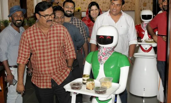 Robot, റോബോർട്ടുകൾ, Robotic Restaurant, റോബോട്ടുകൾ ഭക്ഷണം വിളമ്പുന്ന ഹോട്ടൽ, Kannur, കണ്ണൂർ, Maniyan Pillai Raju, മണിയൻ പിള്ള രാജു, iemalayalam, ഐഇ മലയാളം