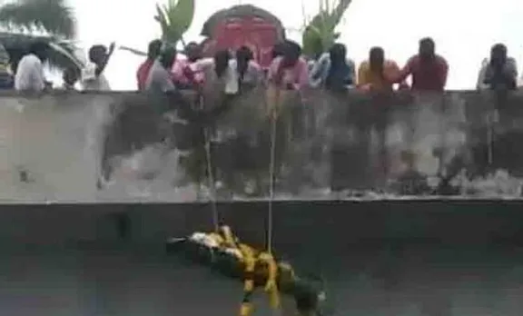 ശ്മശാനത്തിലേക്കുള്ള വഴി അടച്ച് സവര്‍ണര്‍; മൃതദേഹം പാലത്തില്‍ നിന്നും കെട്ടിയിറക്കി ദലിതര്‍