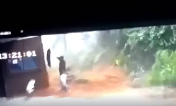 ഞൊടിയിടയില്‍ കുന്നിടിഞ്ഞ് താഴേക്ക്: ഒരു കുടുംബത്തിലെ രണ്ട് പേരെ കാണാതായി, വീഡിയോ