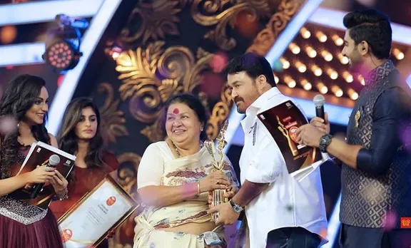 മികച്ച ഗായകനുള്ള അവാര്‍ഡ് നേടുന്ന ചിത്രം പങ്കുവച്ച് മോഹന്‍ലാല്‍