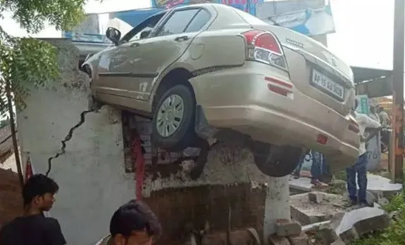 Hyderabad car accident, ഹൈദരാബാദ് കാർ അപകടം, car accident Hyderabad, കാർ അപകടം, car on roof of teashop in Hyderabad, Hyderabad police, india news, iemalayalam, ഐഇ മലയാളം
