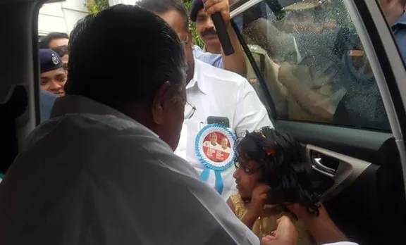 Kerala Flood, കേരള പ്രളയം, Chief Minister's distress relief fund. മുഖ്യമന്ത്രിയുടെ ദുരിതാശ്വാസ നിധി, girl donates ear rings, ദുരിതാശ്വാസ നിധിയിലേക്ക് കമ്മൽ സംഭാവന ചെയ്തു, chief minister pinarayi vijayan, മുഖ്യമന്ത്രി പിണറായി വിജയൻ, iemalayalam, ഐഇ മലയാളം