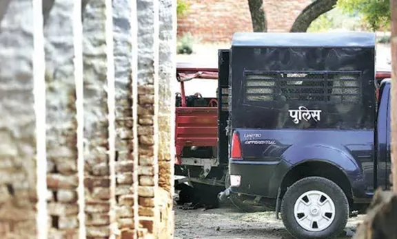 MP tribals assaults, മധ്യപ്രദേശിൽ ആദിവാസി യുവാക്കൾക്ക് നേരെ ആക്രമണം, Madhya Pradesh police tribal assault case, ആദിവാസി യുവാക്കളെ പൊലീസ് ആക്രമിച്ചു, MP police assualt case, Madhya Pradesh tribals, Indian Express, iemalayalam, ഐഇ മലയാളം