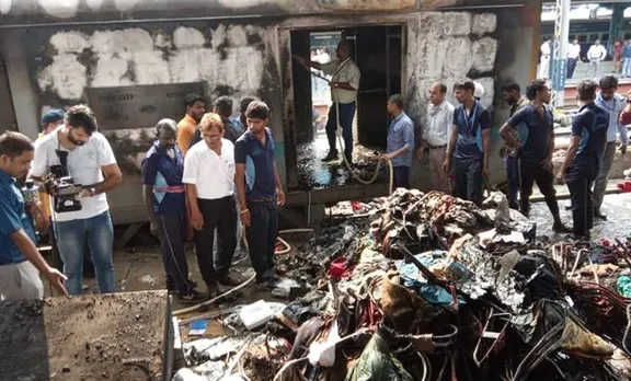 Delhi railway station on fire, delhi railway station power car fire, fire in delhi railway station, indian express news, കൊച്ചുവേളി എക്സ്പ്രസ്, തീപിടുത്തം, IE Malayalam, ഐഇ മലയാളം