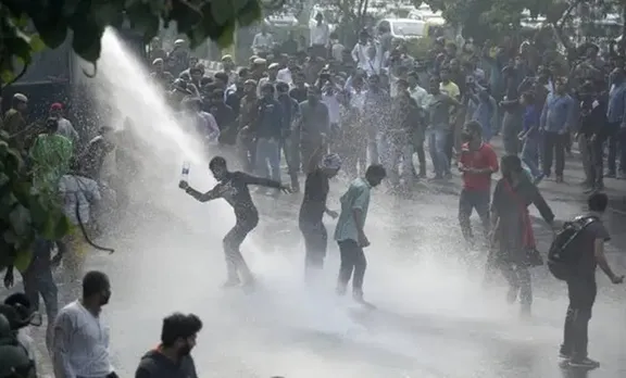 കലുഷിതമായി ജെഎന്‍യു; പ്രതിഷേധിക്കുന്ന വിദ്യാര്‍ഥികളെ നീക്കാന്‍ ജലപീരങ്കി ഉപയോഗിച്ചു