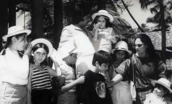 Amitabh Bachchan, Kareena Kapoor, Kareena Kapoor childhood photos, അമിതാഭ് ബച്ചൻ, ബിഗ് ബി, കരീന, കരീന കപൂർ, കരിഷ്മ കപൂർ, കരീന കുട്ടിക്കാലചിത്രങ്ങൾ, Indian express Malayalam, ഇന്ത്യൻ എക്സ്പ്രസ് മലയാളം, IE Malayalam, ഐ ഇ മലയാളം
