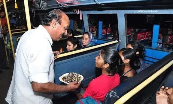 ഇറങ്ങി വാ മക്കളേ...; മംഗളൂരുവില്‍ നിന്നെത്തിയ വിദ്യാര്‍ഥികള്‍ക്ക് മധുരവുമായി മന്ത്രി, വീഡിയോ